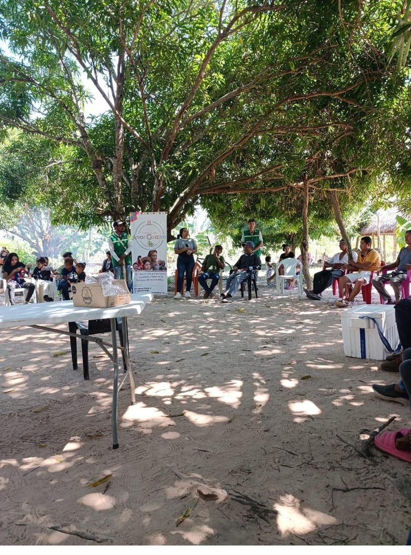 Mesa de trabajo con materiales de entrega y el pendón de la Fundación durante una jornada